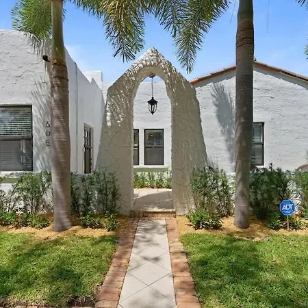 Casa Sunshine - Mediterranean Style Meets Cabana Life